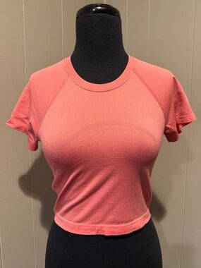 B40 lululemon athletica Women’s 6 Pink Short Sleeve Fitted Crop Tee